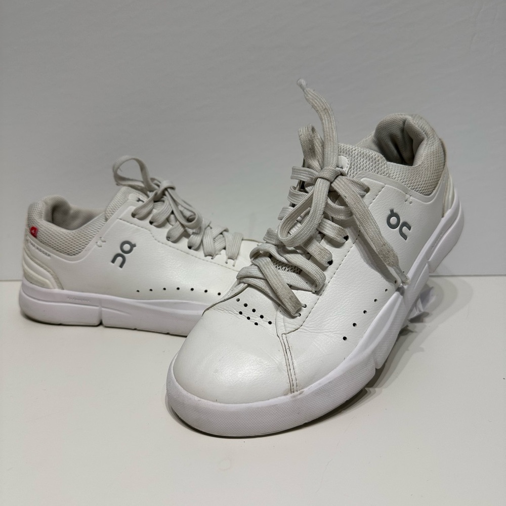 Women’s ON Roger Advantage Size 6